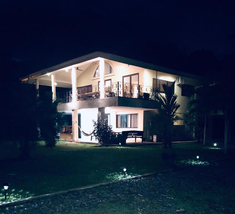Sol Y Sombra Bed & Breakfast Bocas Town Exterior foto