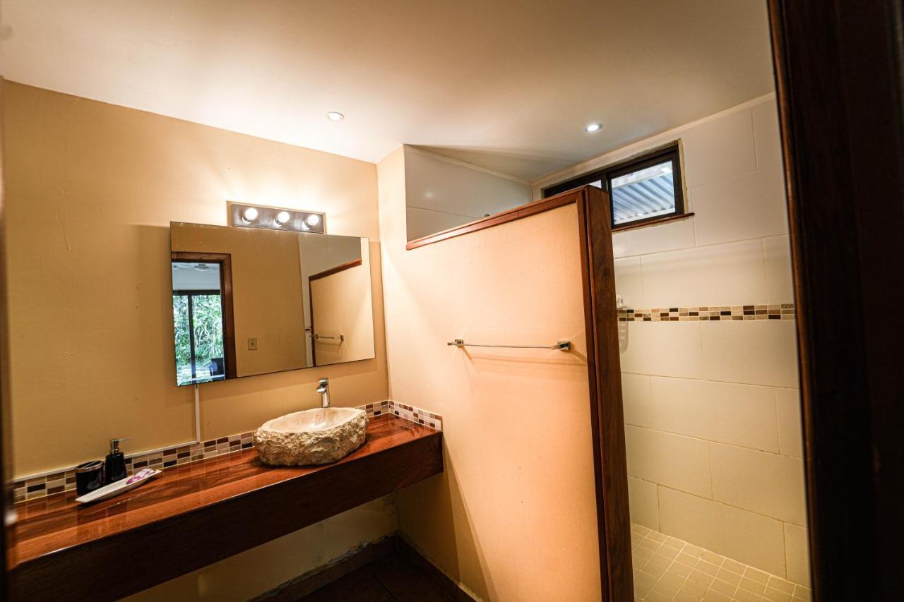 Sol Y Sombra Bed & Breakfast Bocas Town Exterior foto